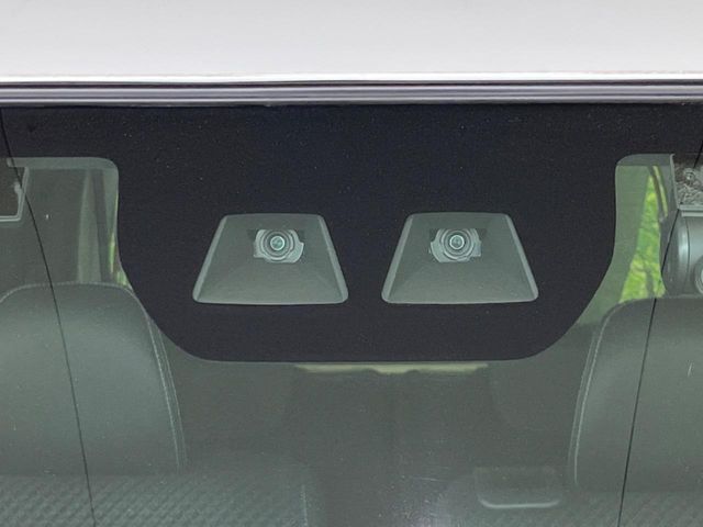 【スマートアシスト】走行中に前方の車両等を認識し、衝突しそうな時は警報とブレーキで衝突回避と被害軽減をアシスト。より安全にドライブをお楽しみいただけます。