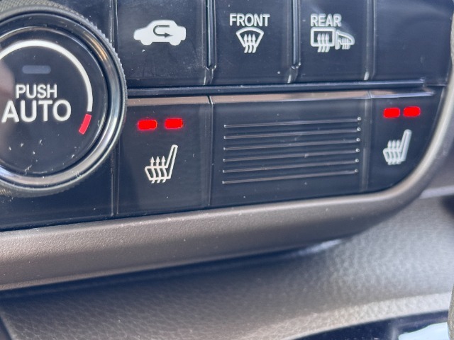 【運転席・助手席シートヒーター】を装着してます◎寒い冬はこれに限ります☆暖房が作動してれるまでにシートがさっと温まります♪