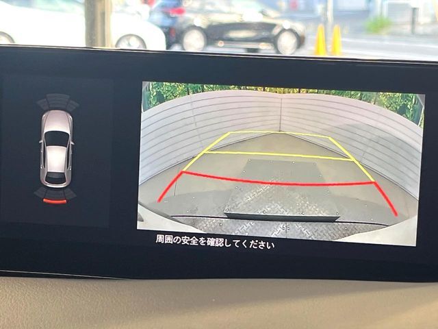 【バックカメラ】駐車時に後方がリアルタイム映像で確認できます。大型商業施設や立体駐車場での駐車時や、夜間のバック時に大活躍！運転スキルに関わらず、今や必須となった装備のひとつです！