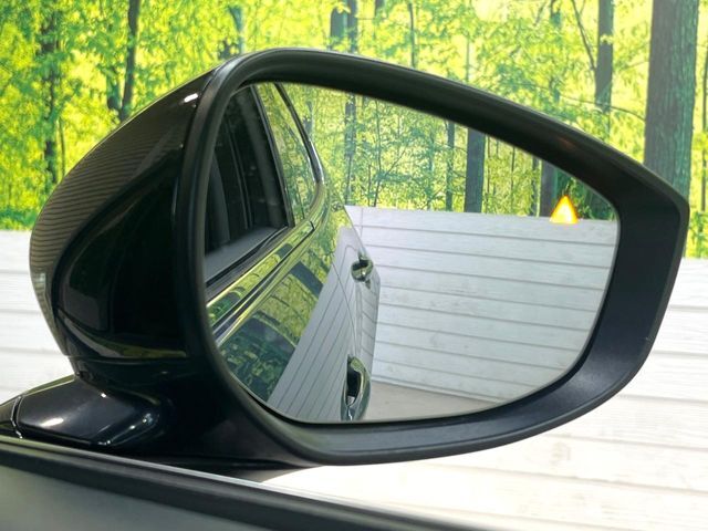 【ブラインドスポットモニタリング】走行中、ドアミラーの死角になりやすい箇所に後続車が接近するとサイドミラー付近に警告を表示、ドライバーに注意喚起をしてくれます。