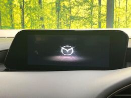 【8.8インチマツダコネクト】車内の雰囲気にマッチした大型のディスプレイ。スマホ接続でのナビ使用やBluetooth再生等、様々な機能が楽しめます。直感的なダイヤル操作が可能で、使い勝手も良好です。