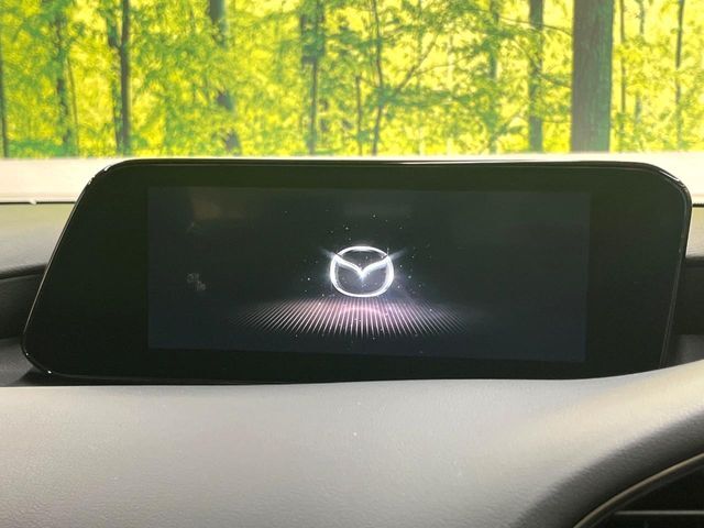 【8.8インチマツダコネクト】車内の雰囲気にマッチした大型のディスプレイ。スマホ接続でのナビ使用やBluetooth再生等、様々な機能が楽しめます。直感的なダイヤル操作が可能で、使い勝手も良好です。