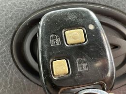 【キーレス】少し離れた場所からでもボタン一つでドアの開錠・施錠ができるのでとっても便利！ドアの鍵穴周りに傷をつけることもありません♪