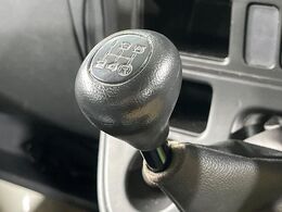 インパネシフトならハンドルからの移動距離が短く操作もスムーズ！また、足元が広くなりすっきりしますので、大柄な方でも快適にお過ごしいただけます。