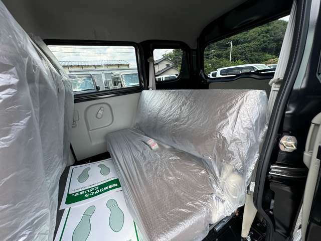 リアシートは分割式になります。ワンタッチでフラットにも出来ますのでお荷物が多い時等はフルフラットにして積む事も可能です。