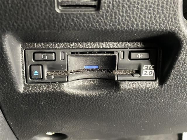 【ETC】有料道路を利用する際に料金所で停止することなく通過できる、ETC車載器（ノンストップ自動料金収受システム機器）が装備されています。セットアップを行うことで利用可能になります。