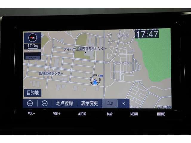 純正9インチSDナビを装備しています。大きな画面で地図も見やすく操作もしやすいです☆ハンズフリー通話や音楽の再生に使えるBluetoothにも対応しています。