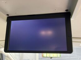 【フリップダウンモニター】大画面モニターで後席でもエンタメをお楽しみいただけます。小さなお子様にも大人気の装備です♪