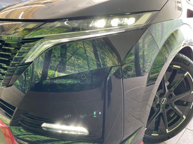 【LEDヘッドライト】悪天候や夜間走行時も良好な視界を確保し安心して運転できる高輝度LEDヘッドライトを装備！点灯速度が早く、消費電力も抑えられています。
