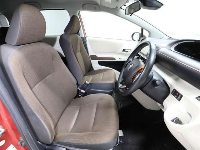 ゆったり室内で運転もしやすいです♪使い勝手の良い配置も考えられています！！