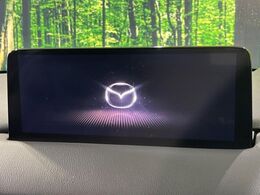 【10.25インチマツダコネクト】車内の雰囲気にマッチした大型ディスプレイ。スマホ接続でのナビ使用やBluetooth再生等、様々な機能が楽しめます。直感的なダイヤル操作が可能で、使い勝手も良好です。