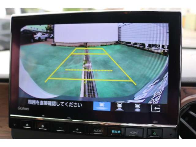 バックカメラが装備されています。縦列駐車やバックする際に映像をナビ画面で確認できますので車庫入れが苦手な方も安心できますよね♪