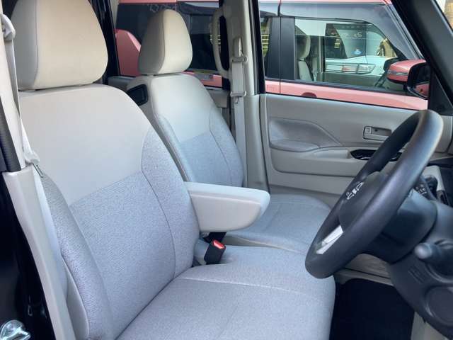 ◆前面ドア運転席◆ドアの開口が広く乗降ラクラク。シートの幅も広く運転していてもストレスを感じません。足元も広く快適なドライブを演出してくれます。
