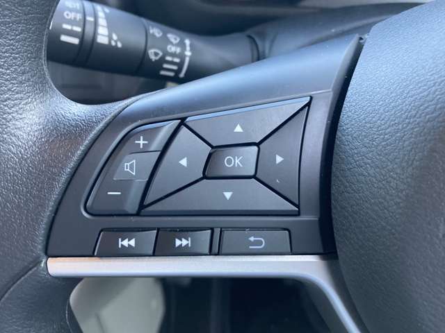 ■ステアリングスイッチ■ハンドル手元でオーディオの操作が簡単に出来ます。運転中でもナビまで手を伸ばさずに操作が出来て安心です。