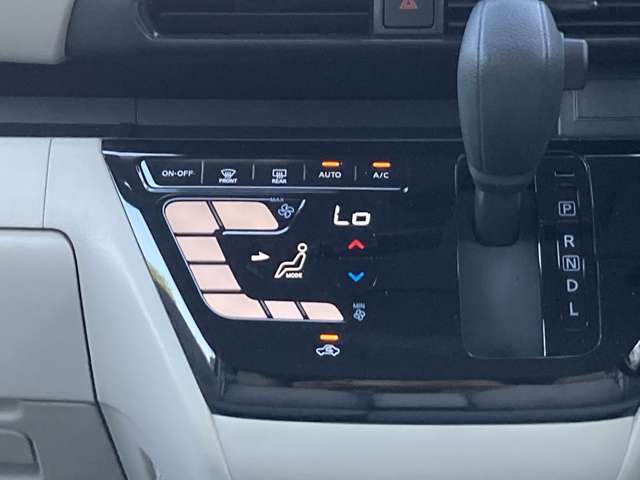 ◆エアコン◆温度の設定をしてAUTOボタンを押すだけ簡単。車内を快適な温度に保ってくれます
