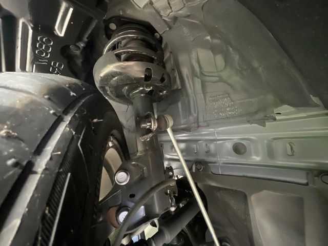 お車を安心してお乗りいただく為には、足回りの定期点検が欠かせません。サービスサポート（有償保証）では無料点検もご提供しており、安心のカーライフをお過ごしいただけるサポート体制が整っています。