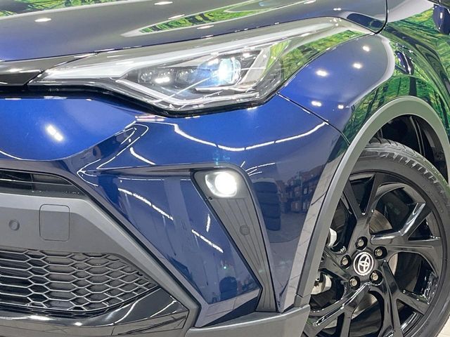 【LEDヘッドライト】悪天候や夜間走行時も良好な視界を確保し安心して運転できる高輝度LEDヘッドライトを装備！点灯速度が早く、消費電力も抑えられています。