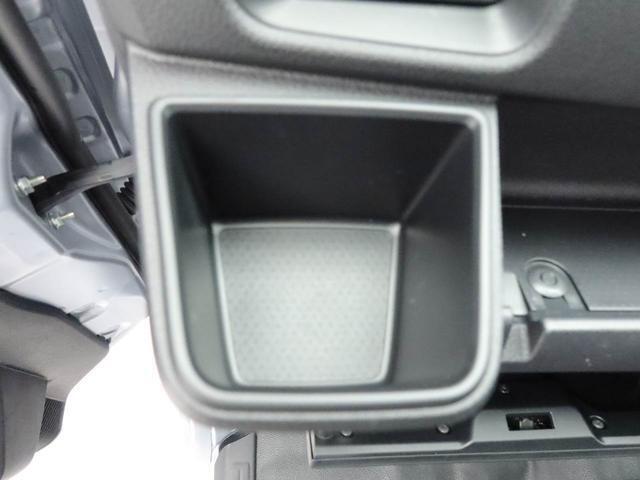カップホルダーは運転席や助手席からちょうど手の届く位置です！！