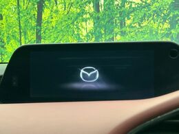【8.8インチマツダコネクト】車内の雰囲気にマッチした大型のディスプレイ。スマホ接続でのナビ使用やBluetooth再生等、様々な機能が楽しめます。直感的なダイヤル操作が可能で、使い勝手も良好です。