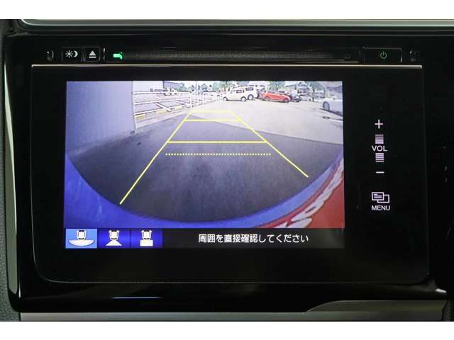 バックカメラが装着されております。駐車時に後方がリアルタイム映像で確認できます。
