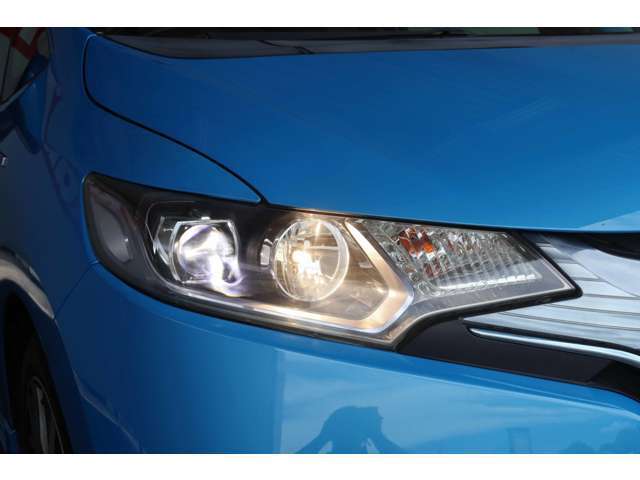LEDヘッドライト標準装備です。悪天候や夜間走行も安心して運転できます。
