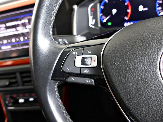 設定したスピードを上限に自動で加減速をし、一定の車間距離を保つ事で長距離運転の疲労を軽減する【ACC】が装備。