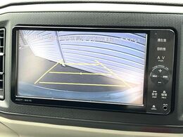 【バックカメラ】駐車時に後方がリアルタイム映像で確認できます。大型商業施設や立体駐車場での駐車時や、夜間のバック時に大活躍！運転スキルに関わらず、今や必須となった装備のひとつです！