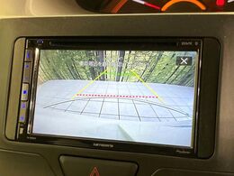 【バックカメラ】駐車時に後方がリアルタイム映像で確認できます。大型商業施設や立体駐車場での駐車時や、夜間のバック時に大活躍！運転スキルに関わらず、今や必須となった装備のひとつです！