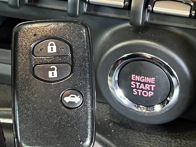 【スマートキー・プッシュスタート】キーを身につけている状態なら、ドアに付いているスイッチを押すだけで、ドアロックの開閉ができる機能。エンジン始動も便利です