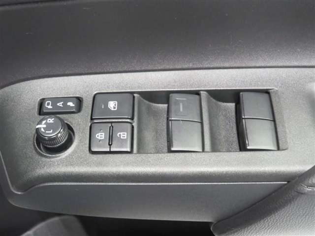 運転席ドア側パワーウィンドウ・ドアミラースイッチ。