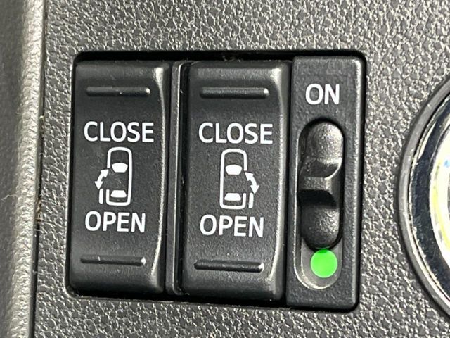 【両側パワースライドドア】スマートキーや運転席のスイッチで後席両側スライドドアの開閉が可能♪電動だから力を入れてドアを開ける必要が無く、小さなお子様でも簡単に開け閉めでき快適です♪