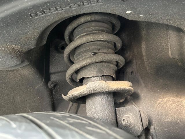 お車を安心してお乗りいただく為には、足回りの定期点検が欠かせません。サービスサポート（有償保証）では無料点検もご提供しており、安心のカーライフをお過ごしいただけるサポート体制が整っています。
