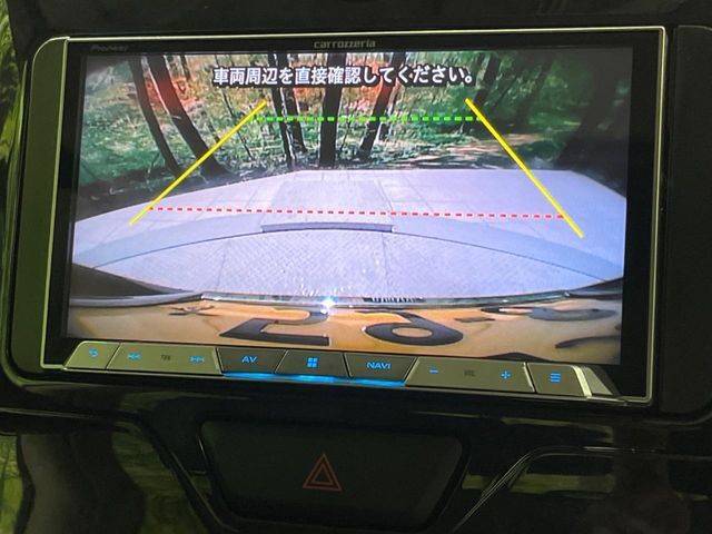 【バックカメラ】駐車時に後方がリアルタイム映像で確認できます。大型商業施設や立体駐車場での駐車時や、夜間のバック時に大活躍！運転スキルに関わらず、今や必須となった装備のひとつです！