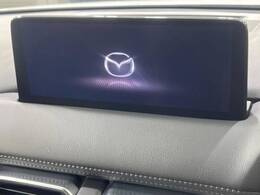 【10.25インチマツダコネクト】車内の雰囲気にマッチした大型ディスプレイ。スマホ接続でのナビ使用やBluetooth再生等、様々な機能が楽しめます。直感的なダイヤル操作が可能で、使い勝手も良好です。