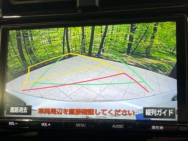 【バックカメラ】駐車時に後方がリアルタイム映像で確認できます。大型商業施設や立体駐車場での駐車時や、夜間のバック時に大活躍！運転スキルに関わらず、今や必須となった装備のひとつです！