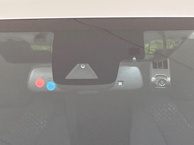 【トヨタセーフティセンス】走行中に前方の車両等を認識し、衝突しそうな時は警報とブレーキで衝突回避と被害軽減をアシスト。より安全にドライブをお楽しみいただけます。