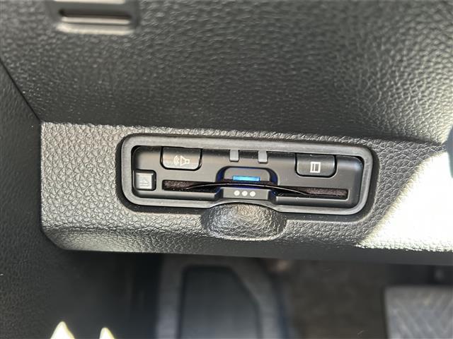 【ETC】有料道路を利用する際に料金所で停止することなく通過できる、ETC車載器（ノンストップ自動料金収受システム機器）が装備されています。セットアップを行うことで利用可能になります。