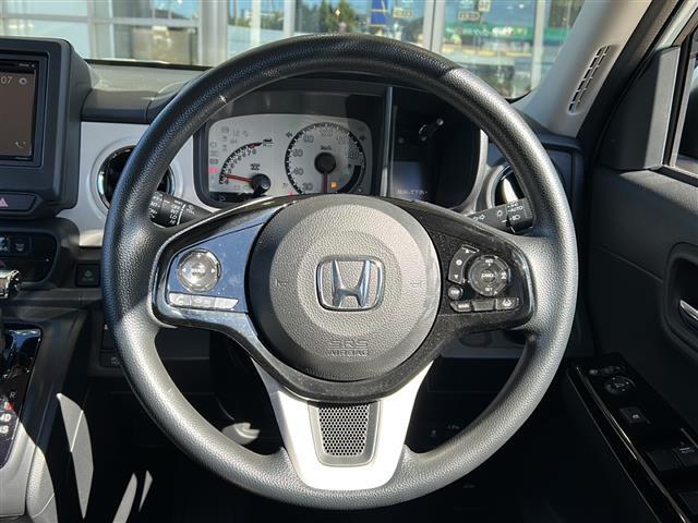 【ステアリング】軽い力で扱いやすいハンドルです。目立つ傷やスレなどなく綺麗な状態です！除菌プランいれていただくとさらに快適に！清潔なお車はお子様にも安心ですね！