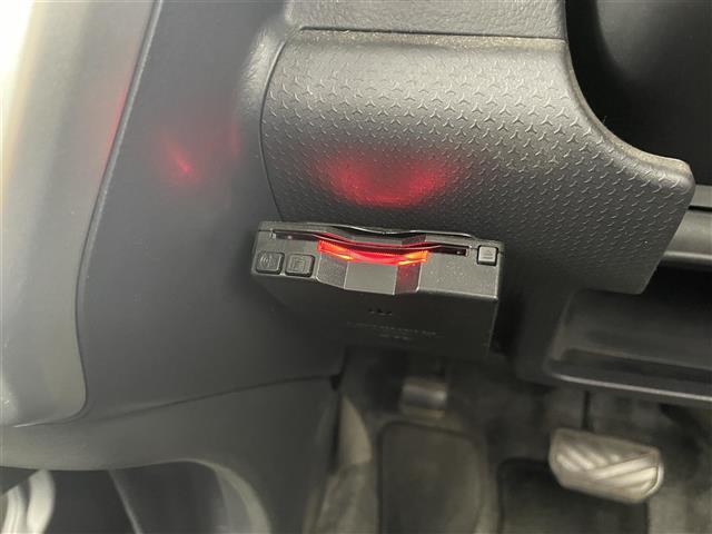 【ETC】有料道路を利用する際に料金所で停止することなく通過できる、ETC車載器（ノンストップ自動料金収受システム機器）が装備されています。セットアップを行うことで利用可能になります。