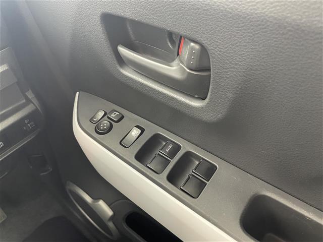 【パワーウインドウ】運転席のスイッチで、各席の窓ガラスの開閉ができます！あると便利ですよね！