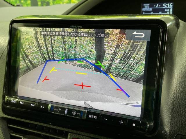 【バックカメラ】駐車時に後方がリアルタイム映像で確認できます。大型商業施設や立体駐車場での駐車時や、夜間のバック時に大活躍！運転スキルに関わらず、今や必須となった装備のひとつです！