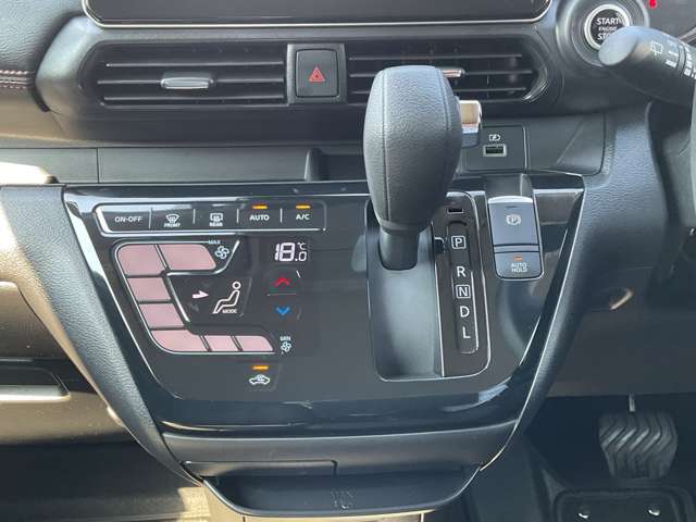 タッチパネル式オートエアコン　☆CVT無段変速機　変則ショックが少なく低燃費