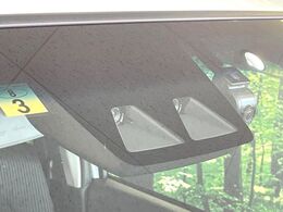 【スマートアシスト】走行中に前方の車両等を認識し、衝突しそうな時は警報とブレーキで衝突回避と被害軽減をアシスト。より安全にドライブをお楽しみいただけます。