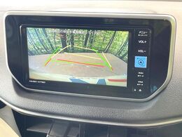 【バックカメラ】駐車時に後方がリアルタイム映像で確認できます。大型商業施設や立体駐車場での駐車時や、夜間のバック時に大活躍！運転スキルに関わらず、今や必須となった装備のひとつです！