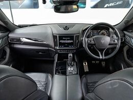 インテリアは12方向電動調整式フロントシート、ピアノブラックトリム、シートヒーターが装備され、スポーティーな走りの楽しみと快適性を両立。