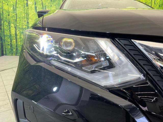 【LEDヘッドライト】悪天候や夜間走行時も良好な視界を確保し安心して運転できる高輝度LEDヘッドライトを装備！点灯速度が早く、消費電力も抑えられています。