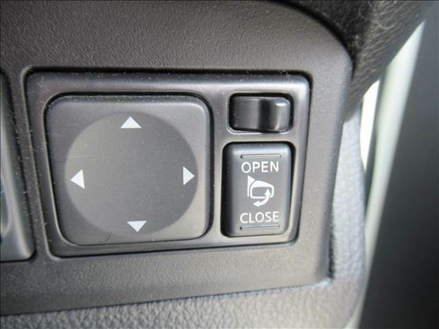 【電動格納ミラー】ボタン一つでミラーを自動で開閉してくれる優れもの。ミラーの角度調整も自動できるのでとても便利です。