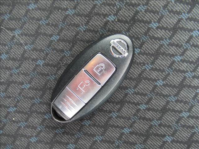 【スマートキー】鞄やポケットに入れた状態でもドアの施錠・解錠が可能です。鍵を取り出さなくてもエンジンの始動ができるので便利です♪