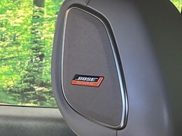【BOSEサウンドシステム】メーカーオプションの高品位サウンドシステムを搭載。専用のチューニングが施された大小様々なスピーカーから良質なサウンドが奏でられ、臨場感あふれる音響空間を演出します。