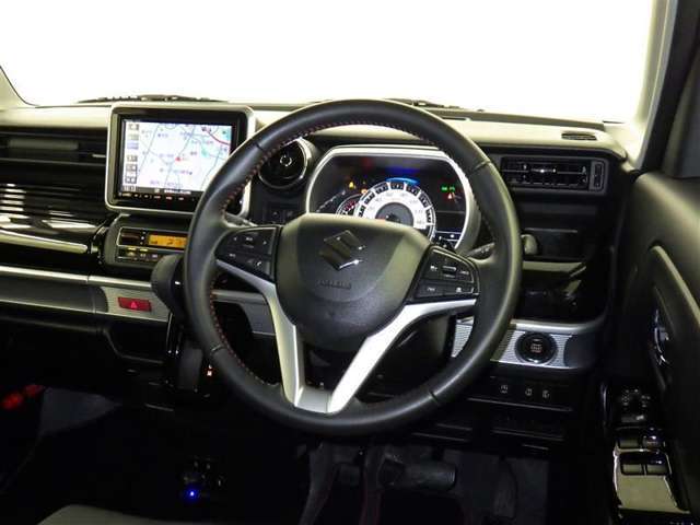 運転の際、常に目にする部分だけにシックで飽きのこないデザインが良いですね。
